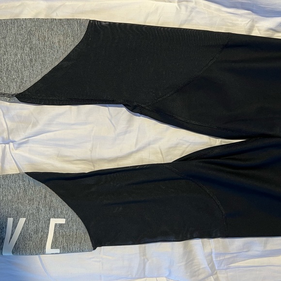 Nike women’s workout pants - Picture 2 of 3
